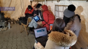 Profesori drže onlajn nastavu na barikadama