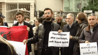 Protest u Tirani ispred ambasade Srbije