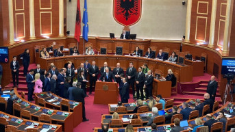 Salji Beriša blokira govornicu u Skupštini Albanije