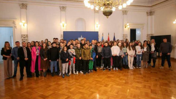 Deca sa Kosova u Novom Sadu.jpg Deca sa Kosova u Novom Sadu.jpg