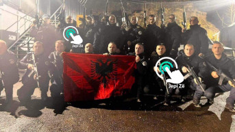 Kosovska policija sa zastavom Albanije na Jarinju
