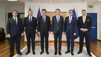 Kurti sa petoricom diplomata 