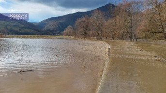 Poplavljen put prema selu Košutica