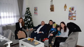Predstavnica Kncelarije za KiM sa porodicom Ristić u Prilužju
