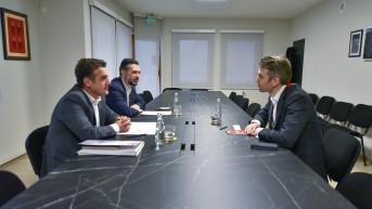 Rene Šle i predstavnici Samoopredeljenja.jpg