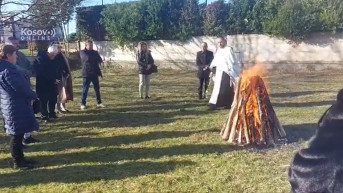 Srbi upalili badnjak u Skadru