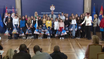 Vučić sa srpskom decom iz Slovenije.jpg
