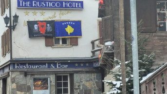 Zastave Velike Albanije i Kosova u Davosu