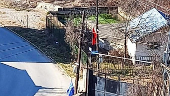 Albanske zastave okačene uz kapiju manastira Zočište