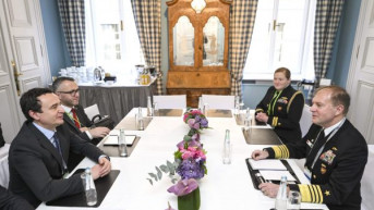 Aljbin Kurti i admiral Stjuart Manč
