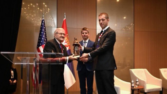 Gujon i Đurić uručuju nagradu Vujiću