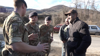 Britanski Kfor u razgovoru sa meštanima Drena