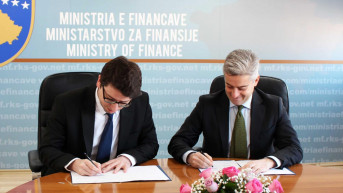 Ministarstar finansija Murati potpisuje ugovor 