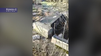 Polomljen spomenik na srpskom groblju u Južnoj Mitrovici Polomljen spomenik na srpskom groblju u Južnoj Mitrovici