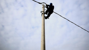 Radnik na električnom stubu