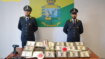 italijanska policija sa zaplenjenim kokainom