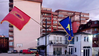 Zastava sa logom OVK na džamiji u Prištini