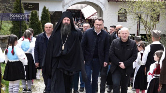 Petar Petković u manastiru Draganac sa vladikom Ilarionom