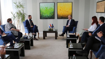 Besnik Bisljimi sa holandskim zvaničnikom