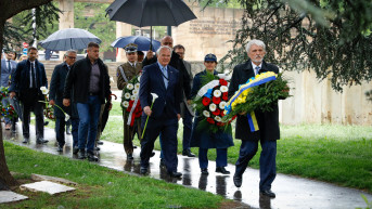 Kristofer Hil sa ambasadorima polaže venac za Dan pobede