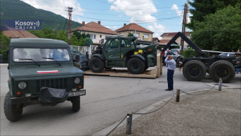 Kfor dovozi tešku mehanizaciju ispred opštine Zvečan
