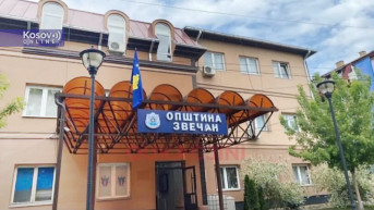 Kosovska zastava na zgradi opštine Zvečan Kosovska zastava na zgradi opštine Zvečan