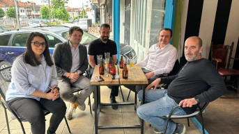 Kurti pije pivo