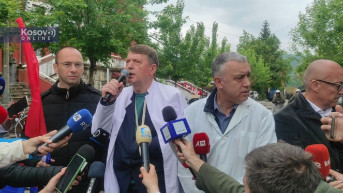 Milović ispred opštine Zvečan Milović ispred opštine Zvečan