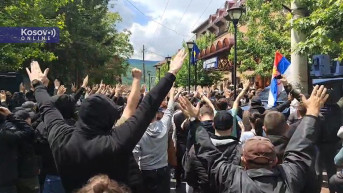 Okupljeni u Zvečanu pevaju Specijalcima u zgradi opštine