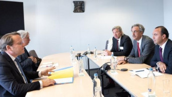 Predsednik privredne komore Srbije Marko Čadež, predsednik Privredne komore Kosova Ljuljzim Rafuna sa evropskim komesarom za proširenje Oliverom Varheljijem