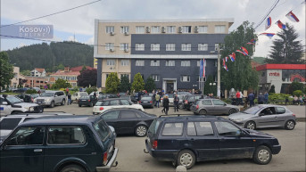 Sirene u Leposaviću, Zubinom Potoku i Zvečanu, i Severnoj Mitrovici, Kosovska policija oko zgrada opština