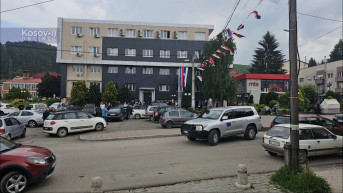 Sirene u Leposaviću, Zubinom Potoku i Zvečanu, i Severnoj Mitrovici, Kosovska policija oko zgrada opština