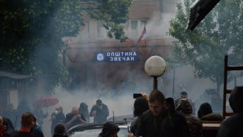 Suzavac ispred zgrade opštine Zvečan