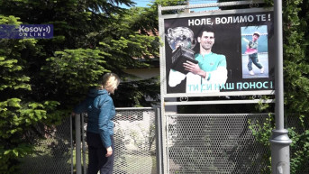 Bilbord ispred kuće u kojoj su Đokovići živeli u Zvečanu