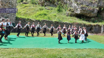 Dečija smotra folklora u porti manastira Svetih Arhangela