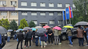 Meštani Leposavića ispred opštisnke zgrade