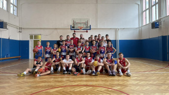 Srpski Centar sa košarkašima