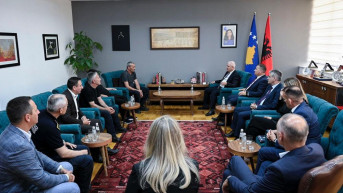 Svečlja na sastanku sa trojicom policajaca