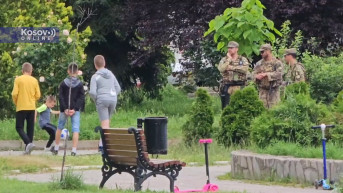 U Leposaviću mirno veče, deca se igraju pored pripadnika Kfora