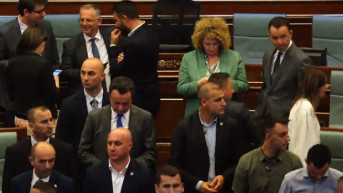 Aljbin Kurti okružen telohraniteljima u parlamentu