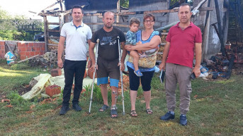 Kosta Belošević kod porodice Janković u selu Blagača nakon požara Kosta Belošević kod porodice Janković u selu Blagača nakon požara