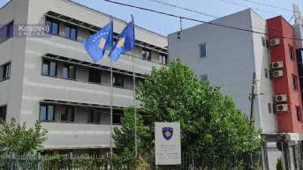 Zastave Kosova ispred Opštine Severna Mitrovica