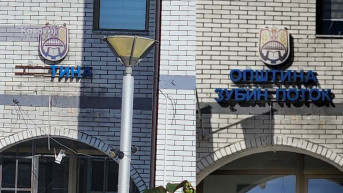 Kosovska policija polomila ćiriličnu tablu na opštini Zubin Potok - slika nekada i sada