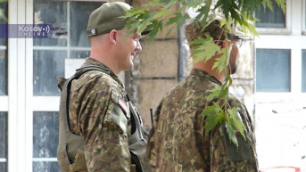 Letonska jedinica Kfora ispred opštine Zvečan