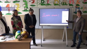 Direktor Telekoma Srbija podelio pametne table školama u Leposaviću