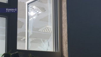 Razbijeno staklo na prozoru Osnovne škole "Braća Aksić" u Lipljanu 