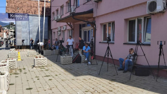 Novinari ispred zgrade srpskih institucija u Severnoj Mitrovici