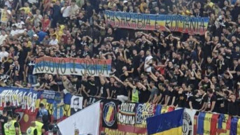 Transparent "Kosovo je Srbija" na stadionu u Bukureštu
