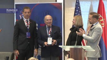 Marko Đurić uručio Zlatnu medalju Branku Mikašinoviću 