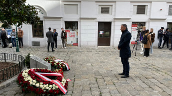 Predsednik Austrijskog saveza srpskog foklora Aleksandar Stanković odaje počast žrtvama terorističkog napada